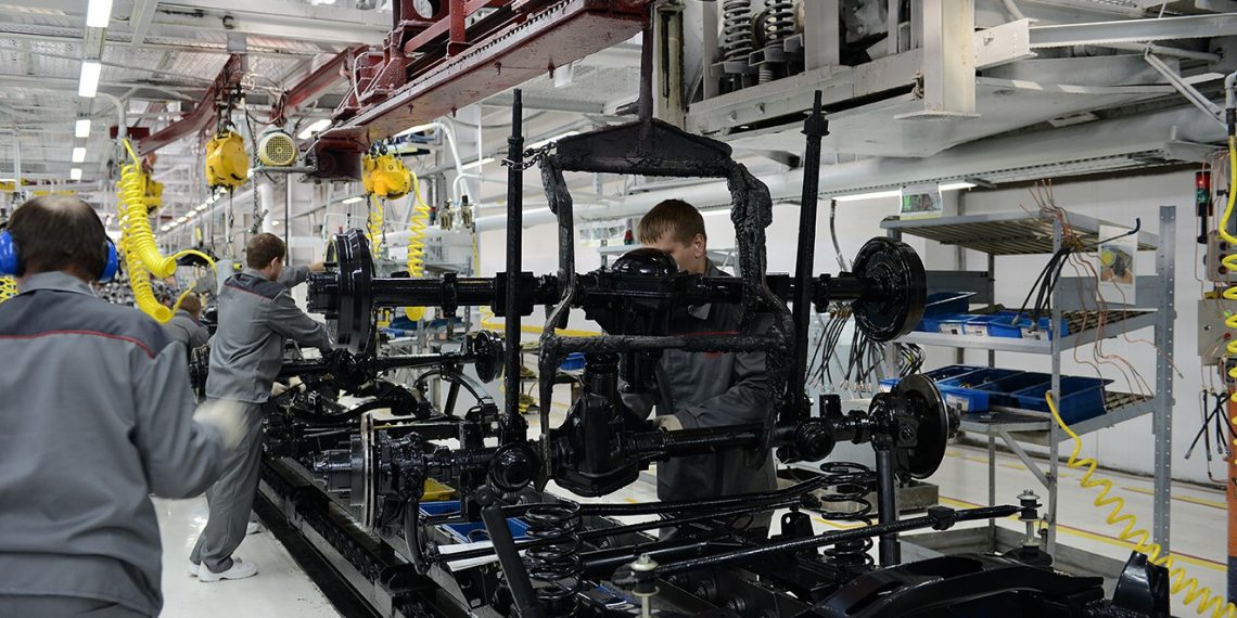 Автозаводчане вновь вышли на работу