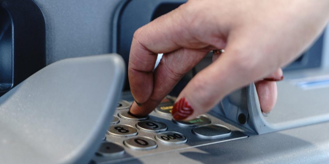 Жительница Ульяновской области прошлась по магазинам с картой любовника