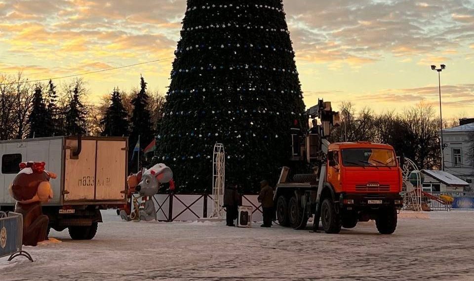 В Ульяновске начали разбирать елку на Соборной площади