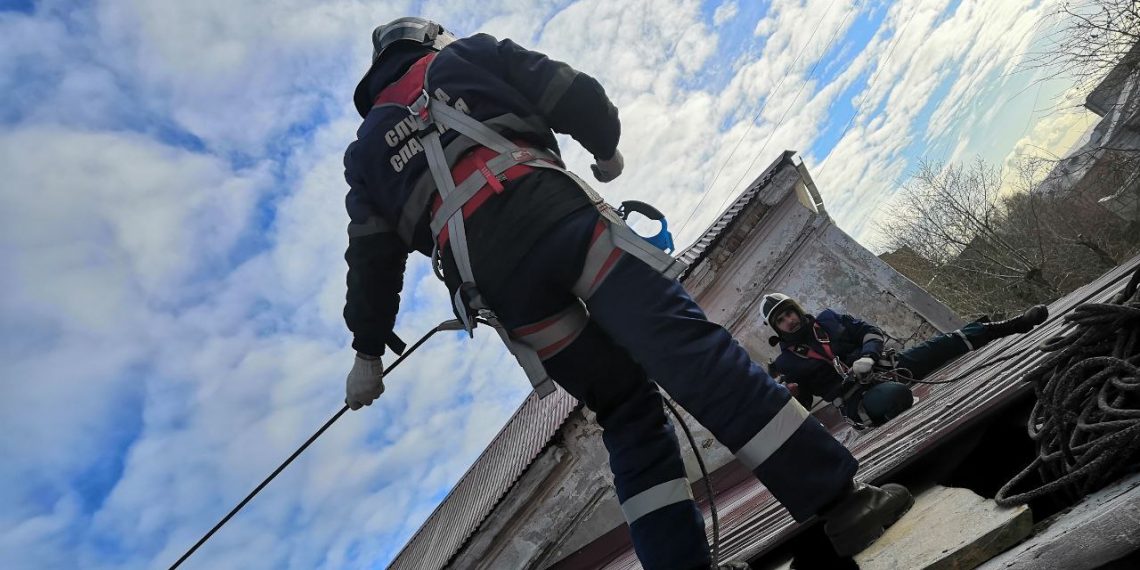 Ульяновские спасатели вскрыли дверь и спасли ребенка