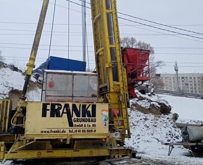 В Ульяновске смонтировали почти половину свай для реконструкции моста на Минаева