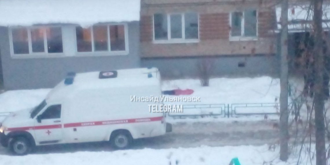 В Ульяновске на улице Менделеева с 5 этажа выпала девушка