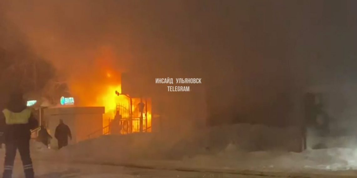 В Ульяновске на остановке Речпорт сгорел киоск