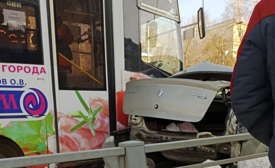 На Нариманова трамвай протаранил легковушку