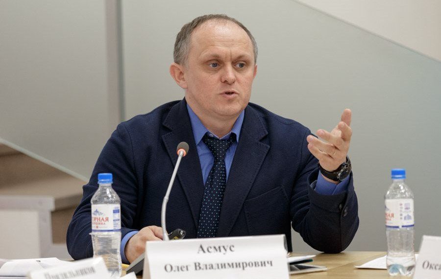 Олег Асмус покидает должность директора