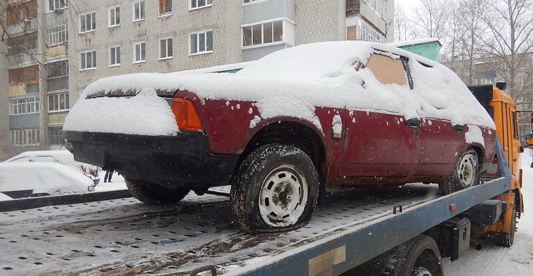 Брошенные машины продолжают эвакуировать