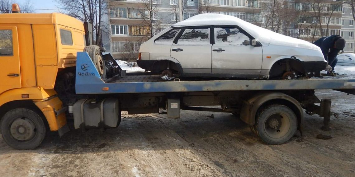 Мэрия эвакуировала два автомобиля в Заволжском районе