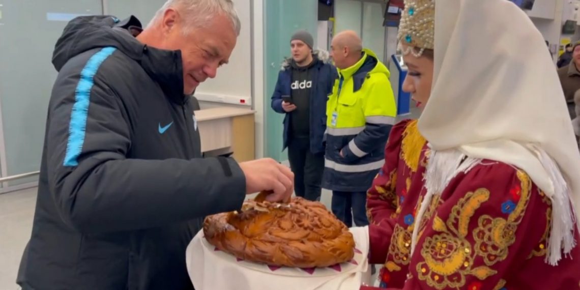 В Ульяновске с хлебом-солью встретили «Зенит». Фоторепортаж