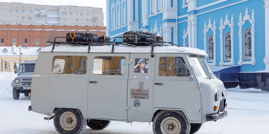 Пять УАЗов для бойцов СВО освятил митрополит Лонгин