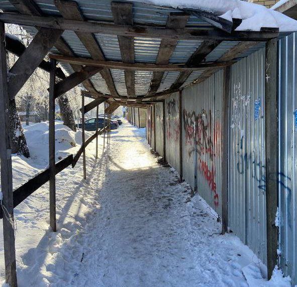 Фотофакт. Прохожим на улице Красноармейской угрожает реальная опасность