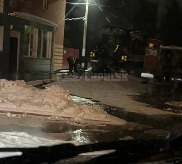 На Камышинской возле поликлиники новый разлив