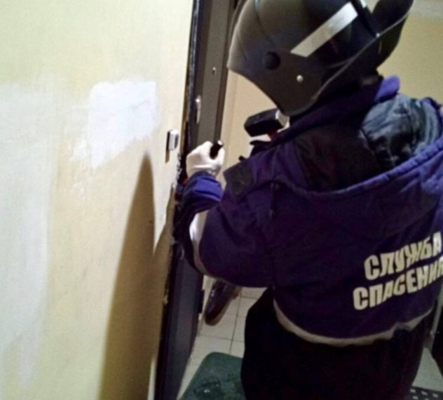 Дети крепко спали и не слышали, как спасатели вскрывали дверь