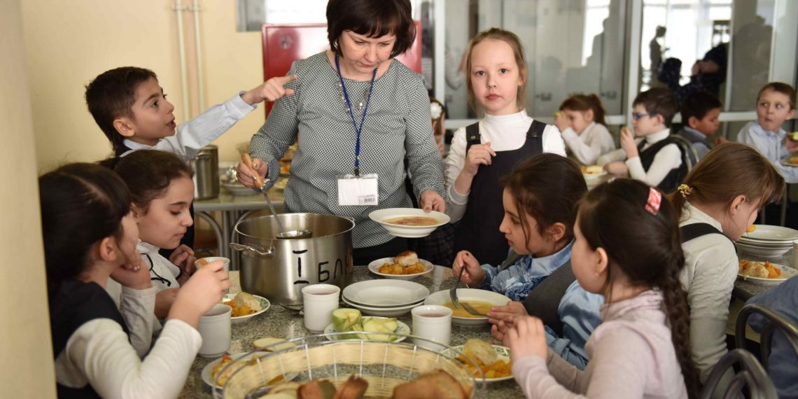 Обеды для учащихся 1-4 классов подешевеют на 1 рубль 19 копеек