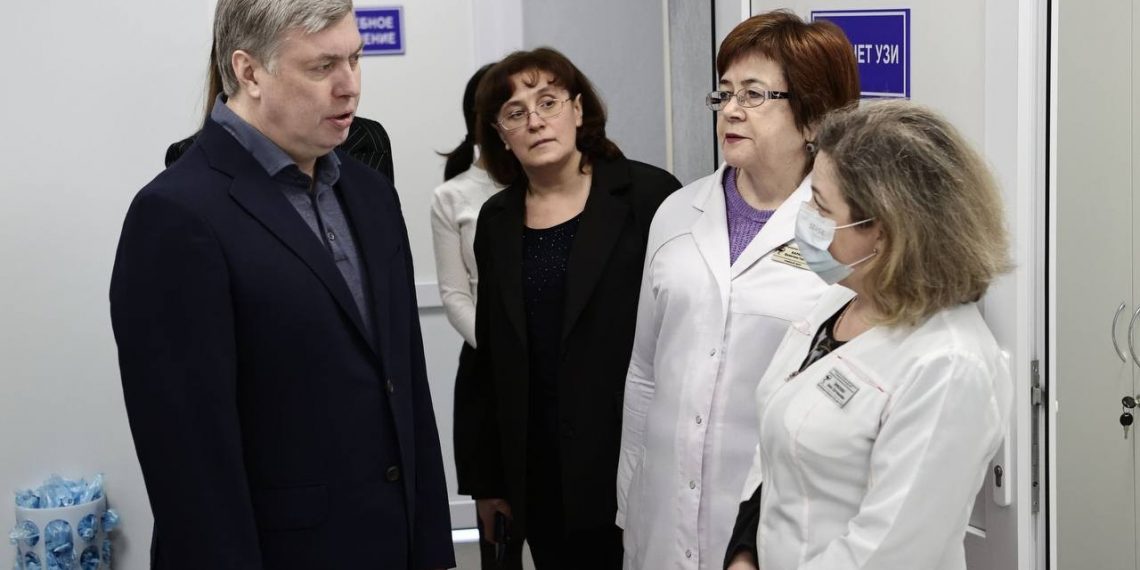 Губернатор поставил задачу закончить до конца года капремонт на двух этажах поликлиники №4