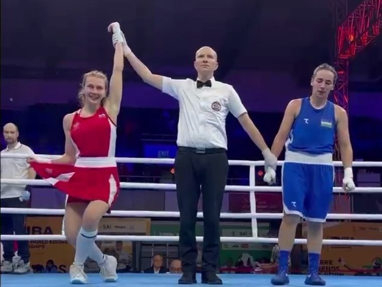 Алексей Русских поздравил ульяновскую спортсменку с выходом в полуфинал чемпионата мира по боксу среди женщин
