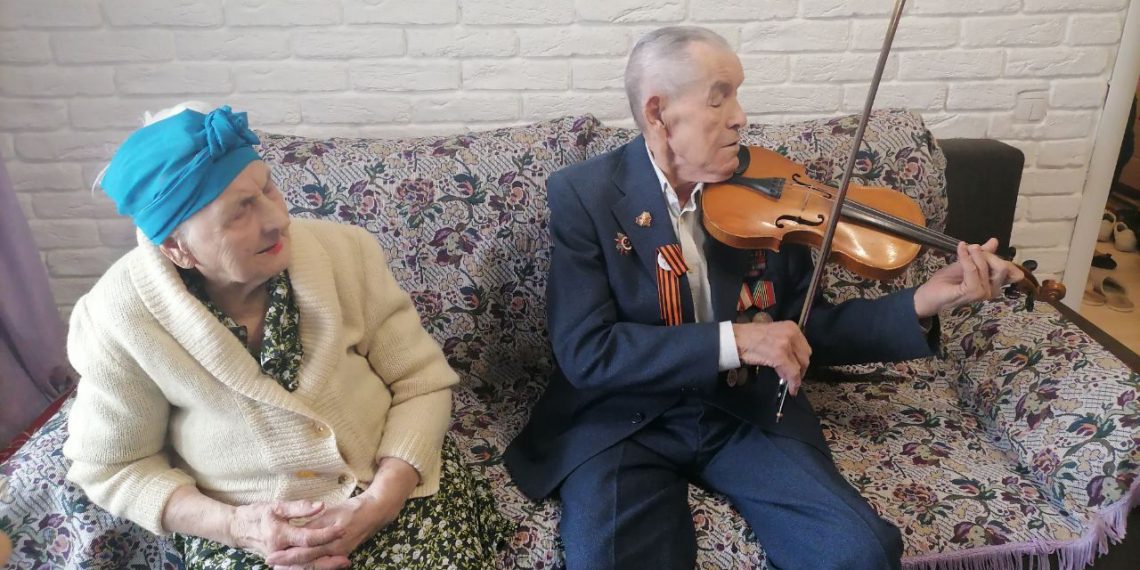 Ульяновскому фронтовику подарили новый смычок для фронтовой скрипки и устроили для него домашний концерт