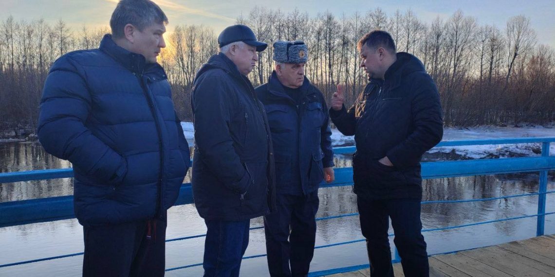 В селе Канадей взорвали лед в реках