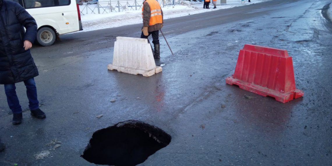 В Ульяновске из-за провала грунта ограничено движение по улице Жуковского
