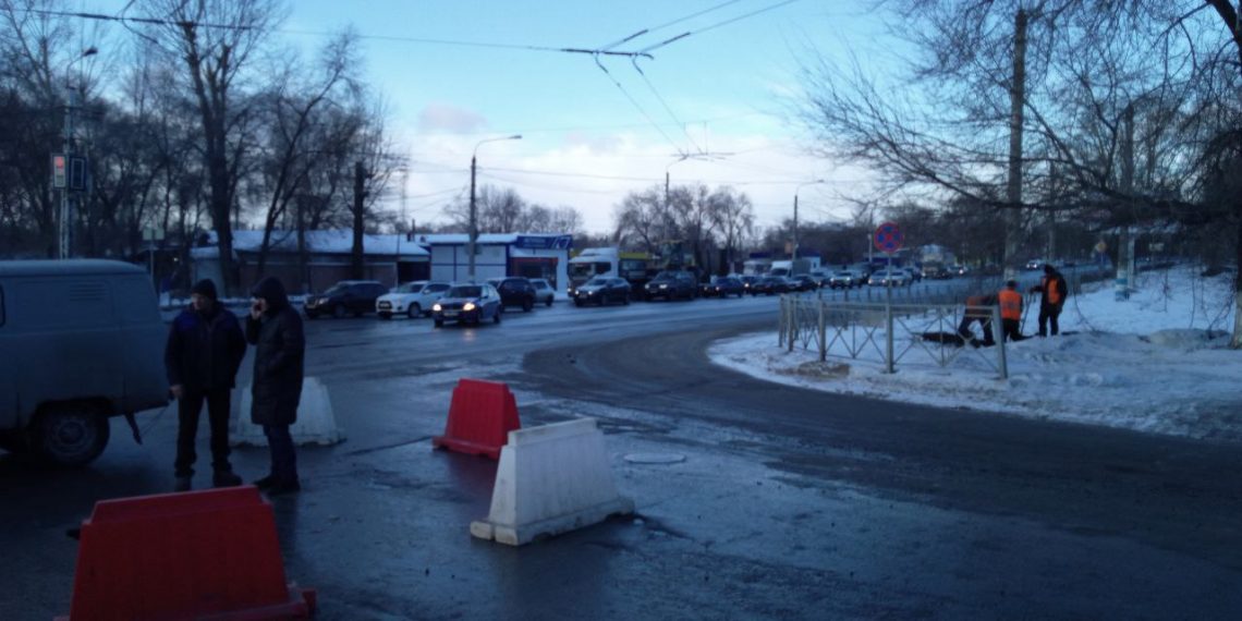В Ульяновске из-за провала грунта ограничено движение по улице Жуковского