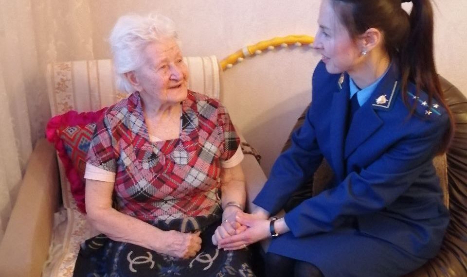 Прокуратура обеспечила женщину-ветернана креслом-коляской