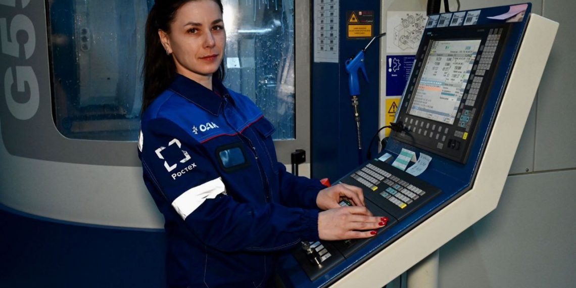 Замечательная женщина работает на «Авиастаре»