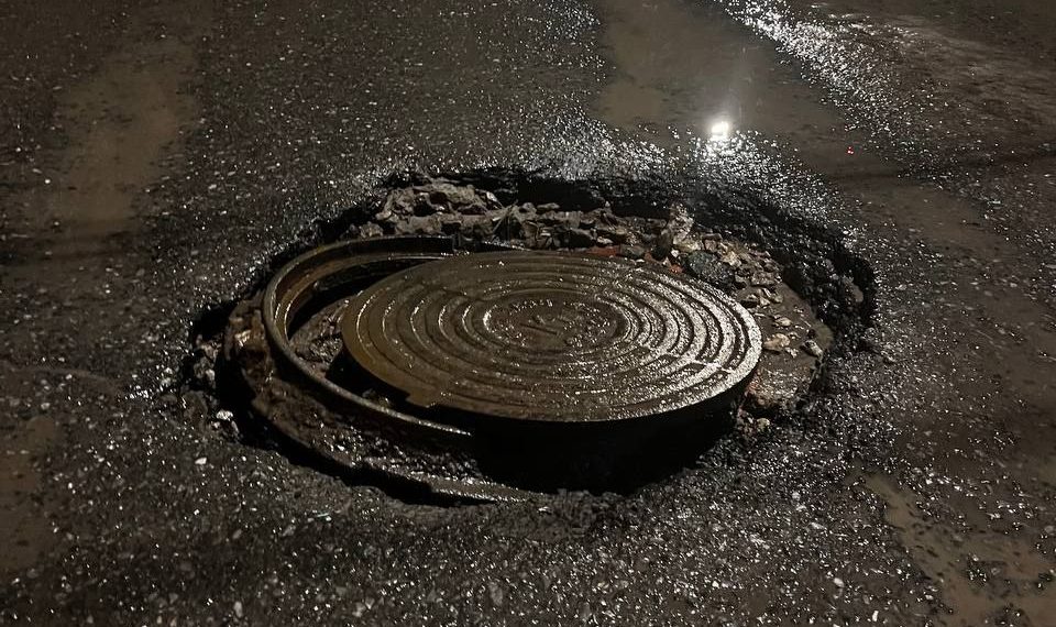 На улице Карсунской в Ульяновске водители рискуют остаться без колес