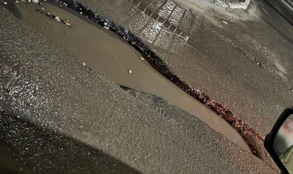 На проспекте Хо-Ши-Мина в Ульяновске огромная яма