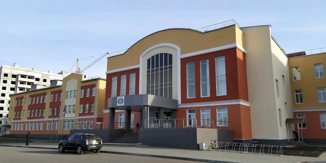 В Ульяновске в лицей №100 из-за фото ружья в родительском чате приехали силовики