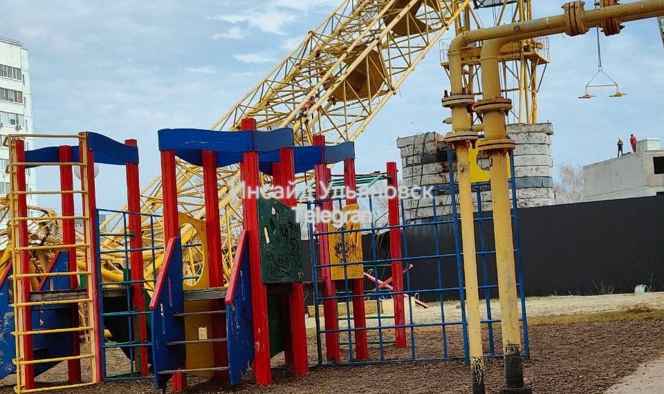 Строительный кран упал на детскую площадку, дети живы