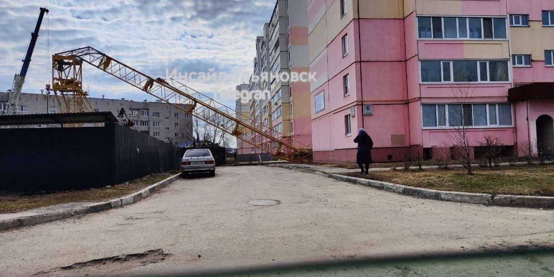 Строительный кран упал на детскую площадку, дети живы