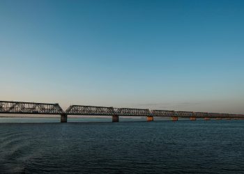 Прокуратура потребовала очистить акваторию Волги от крана