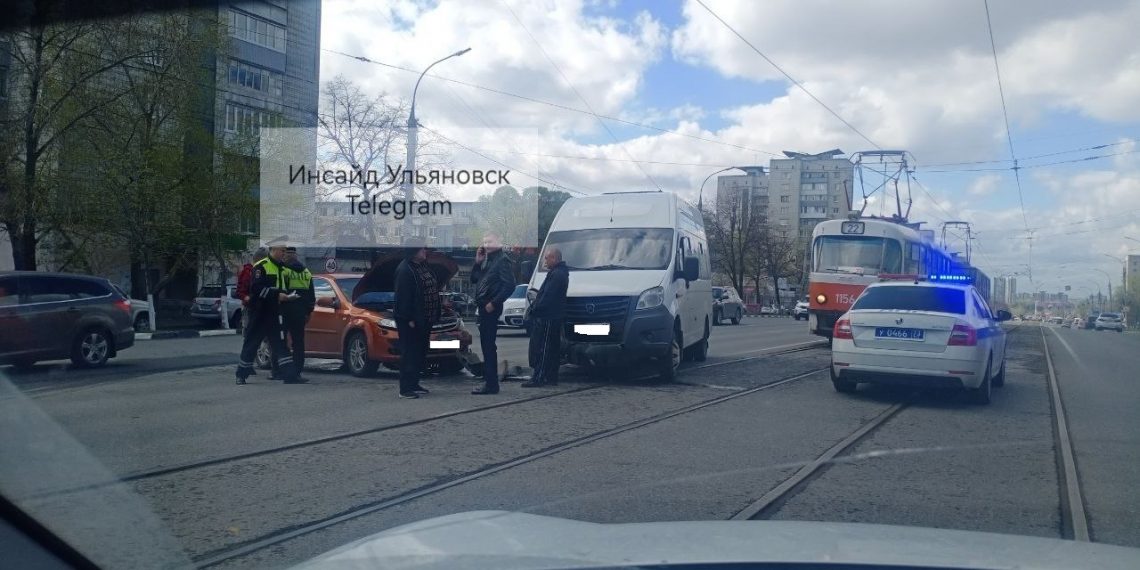 На Минаева в центре Ульяновска встали трамваи из-за ДТП с маршруткой