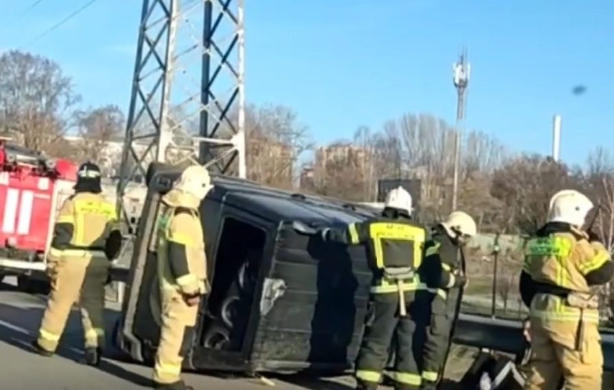 9 апреля на Минаевском мосту в Ульяновске случилось ДТП с перевёртышем: видео