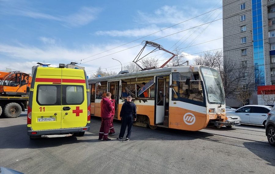 В Ульяновске в столкновении автокрана с трамваем пострадала женщина