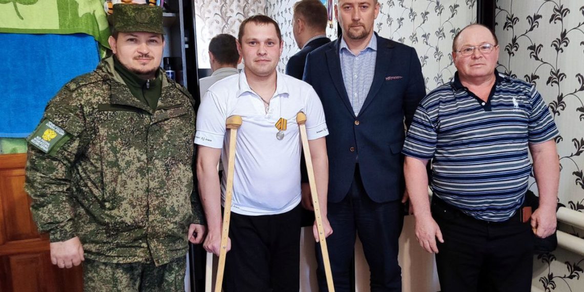 Двоих раненых ульяновцев-участников СВО наградили медалями «За боевые отличия»