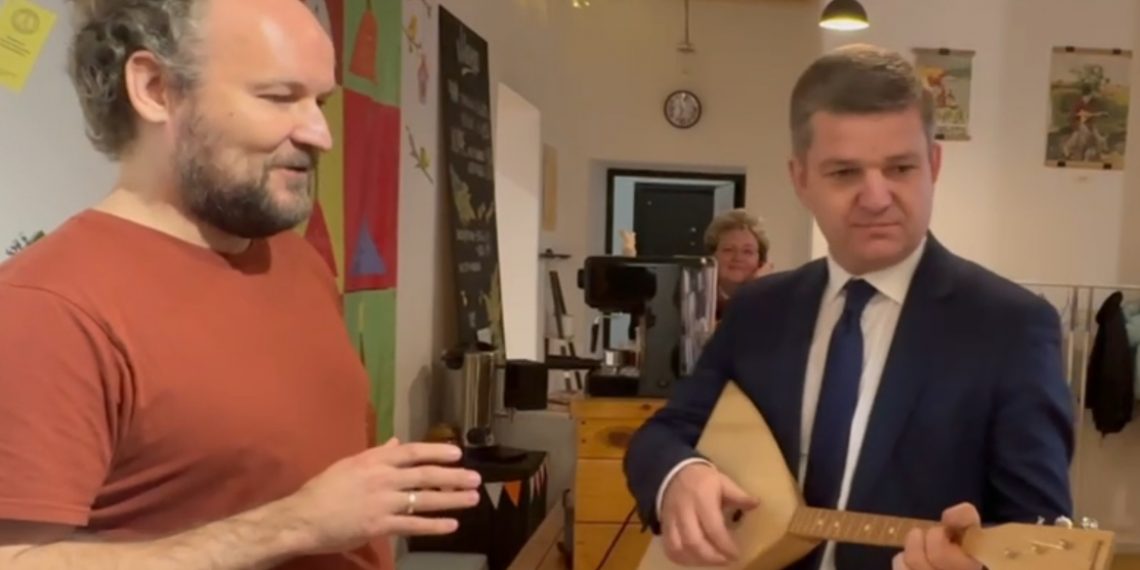 Гендиректор Президентского фонда культурных инициатив сыграл в Ульяновске блюз на балалайке