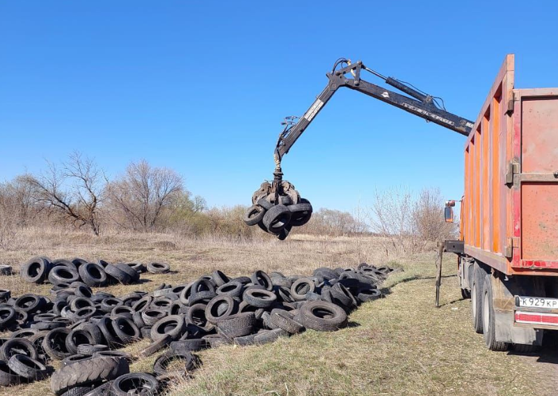 Вице-мэр Ульяновска распорядился убрать гору покрышек в Кротовке, которые собирались поджечь хулиганы