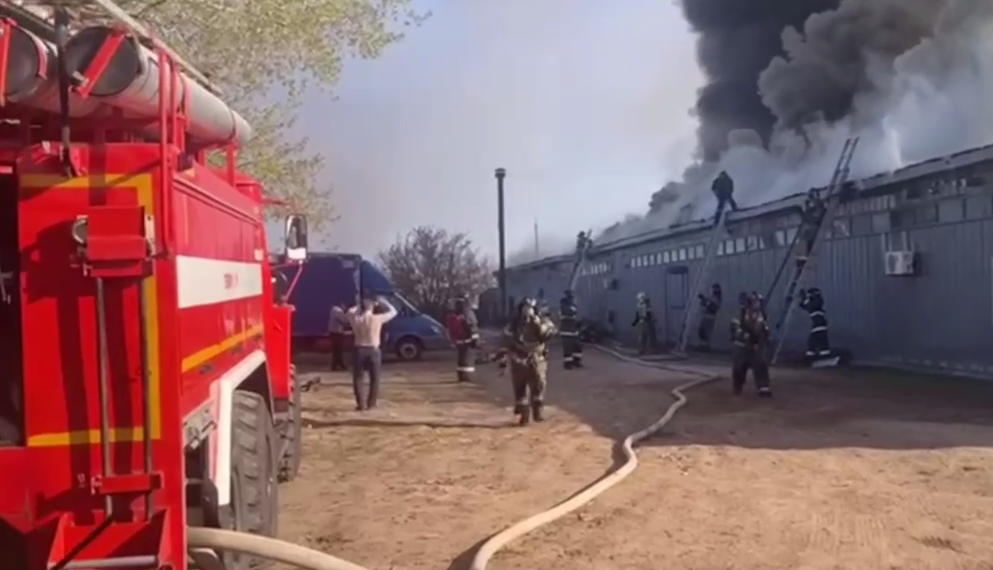Горящую мебельную фабрику в Ульяновске 23 апреля тушили более 30 человек