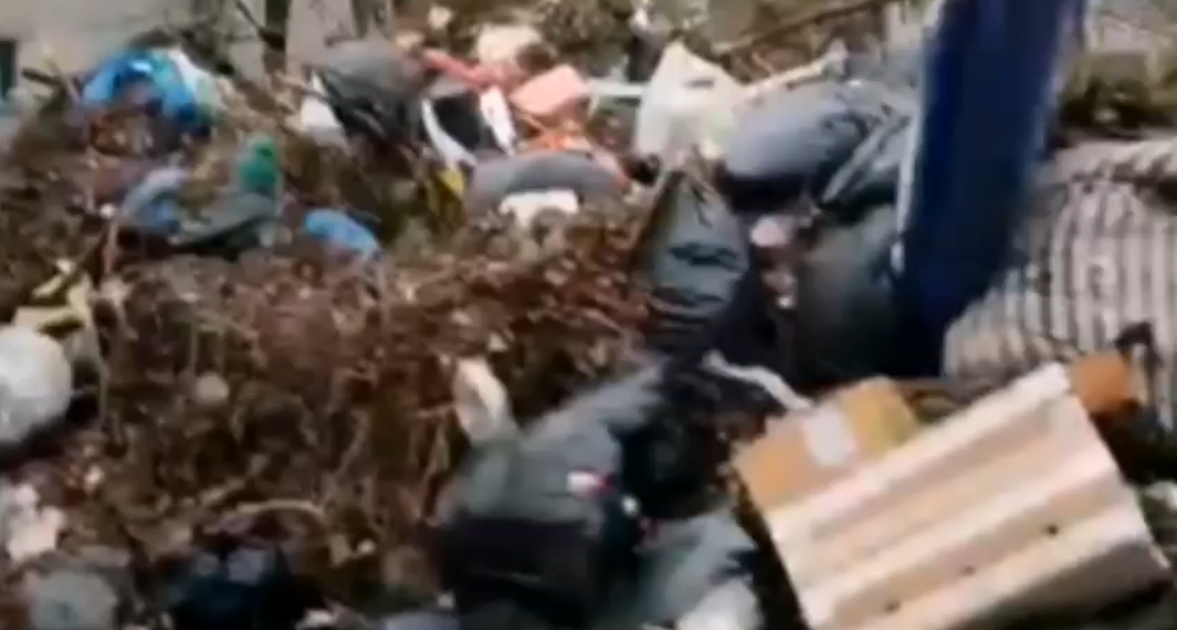 На Амурской в Киндяковке рядом с детской площадкой после субботников выросла гигантская свалка