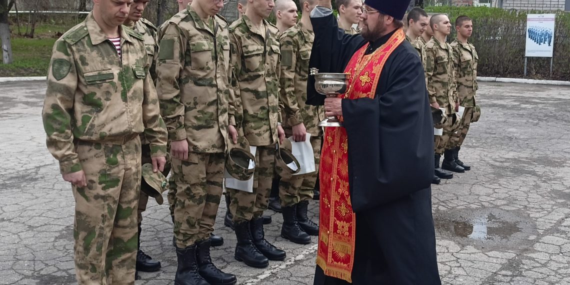 26 апреля на сборном пункте в Ульяновске призывников окропили святой водой и отправили к местам службы