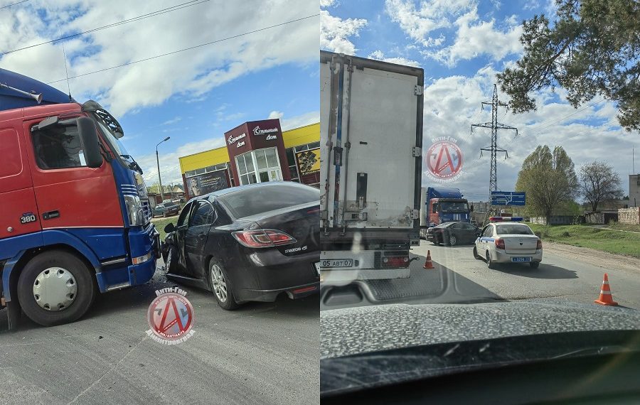 На Жуковского в Димитровграде легковая иномарка влетела в фуру, пострадали два человека