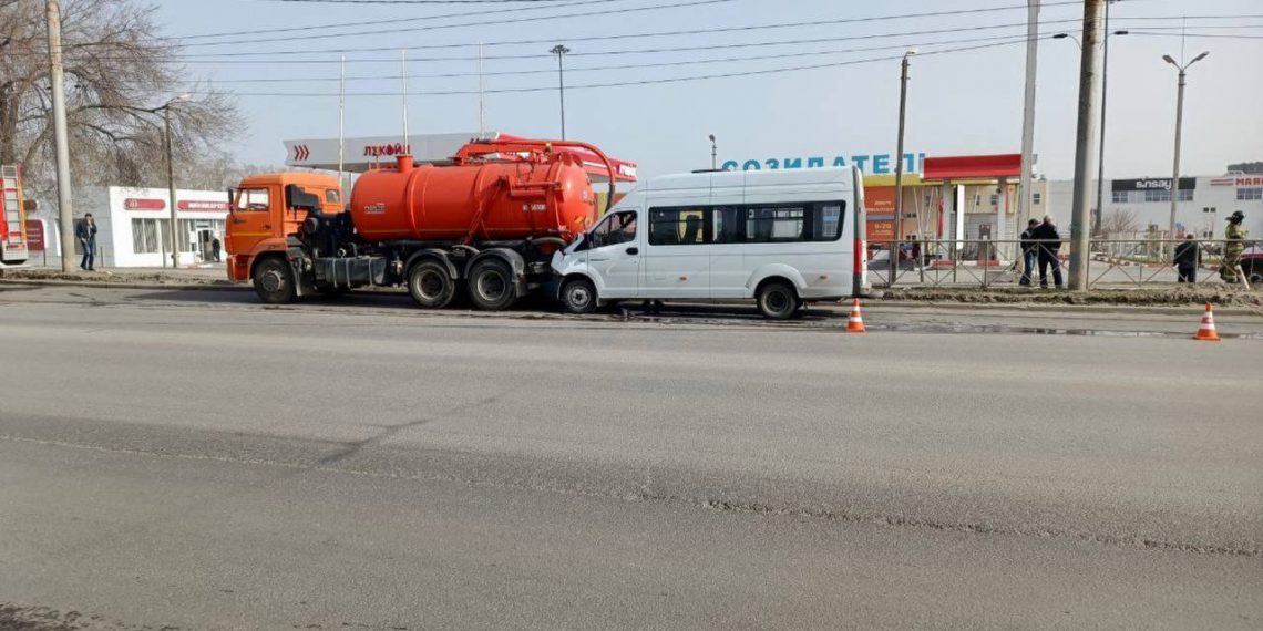В Заволжском районе Ульяновска 82-я маршрутка протаранила КамАЗ, пострадали три человека