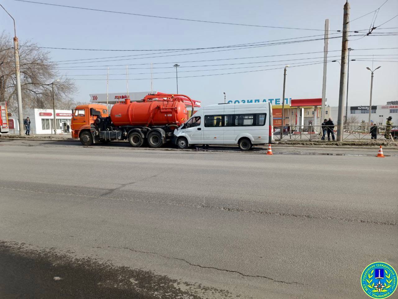 В Заволжском районе Ульяновска 82-я маршрутка протаранила КамАЗ, пострадали  три человека - Ульяновск