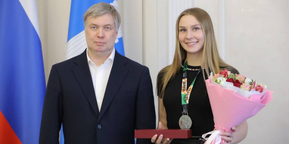 Серебряная медалистка Чемпионата мира Наталия Сычугова подарила губернатору Алексею Русских свои боксёрские перчатки