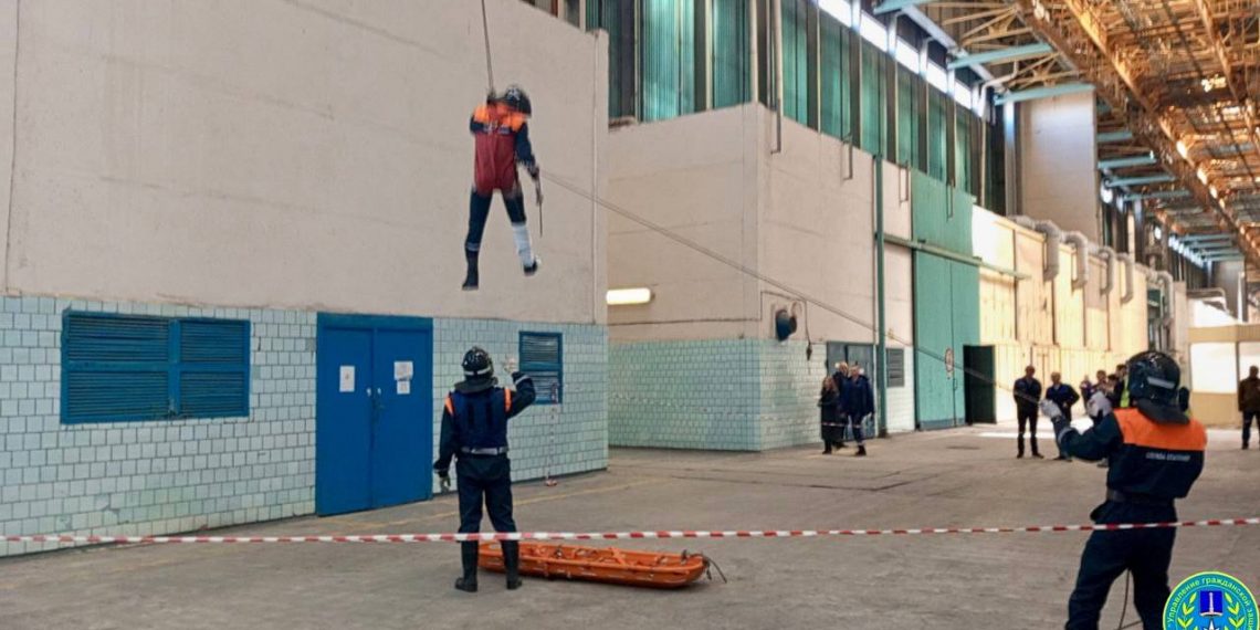 Ульяновские спасатели на «Авиастаре» сняли с 18-метровой высоты крановщика, которому стало плохо