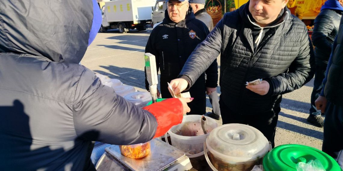 Александр Болдакин купил на пасхальной сельхозярмарке кулич и хе из судака