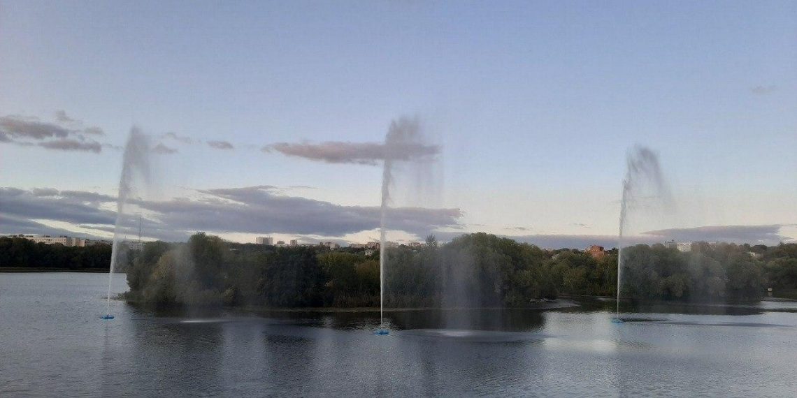 Водоканал начал монтировать плавающие фонтаны на Свияге в Ульяновске