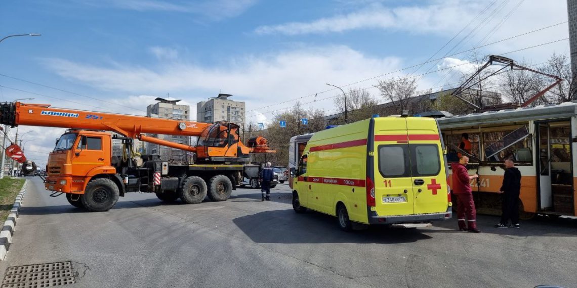 Автокраном покорёжило трамвайный вагон на улице Минаева в Ульяновске