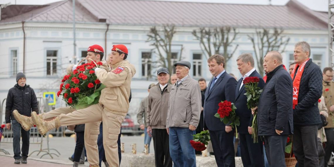 22 апреля ульяновцы возложили цветы к памятнику Ленину в честь 153-летия со дня его рождения