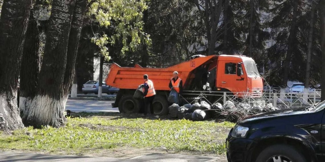 Более 900 кубометров мусора собрали в Ульяновске на субботнике 28 апреля